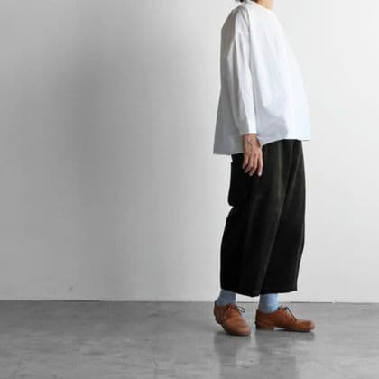 HUIS. 遠州織物 シャトルコーデュロイバルーンパンツ（太畝・カーキ）日本製