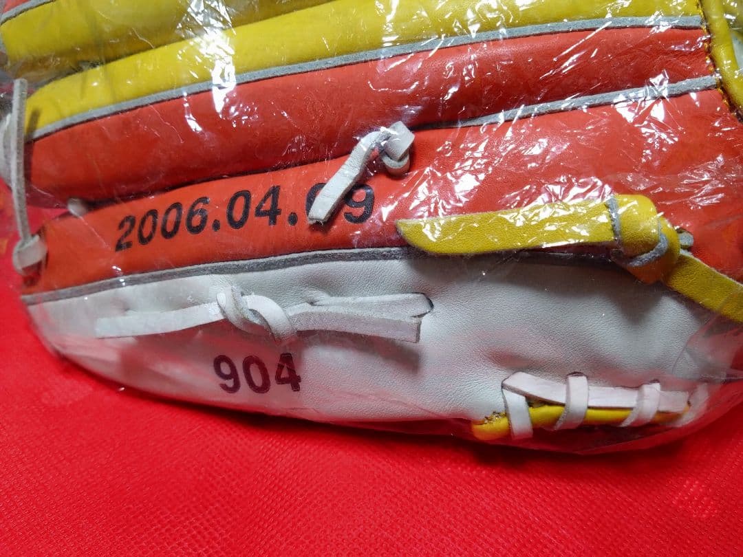 大幅値下げ　阪神タイガース金本知憲選手6世界記録達成記念軟式グローブ限定品