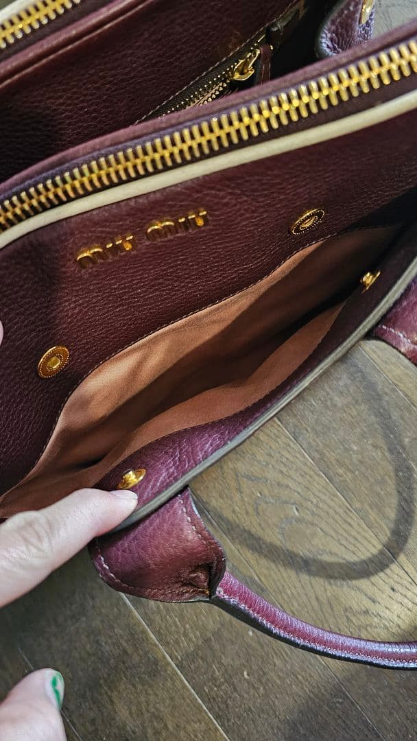MIU MIU バーガンディ レザー ハンドバッグ