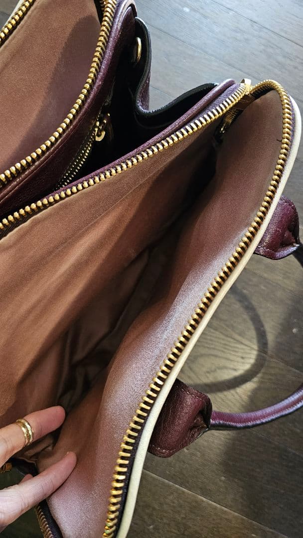 MIU MIU バーガンディ レザー ハンドバッグ