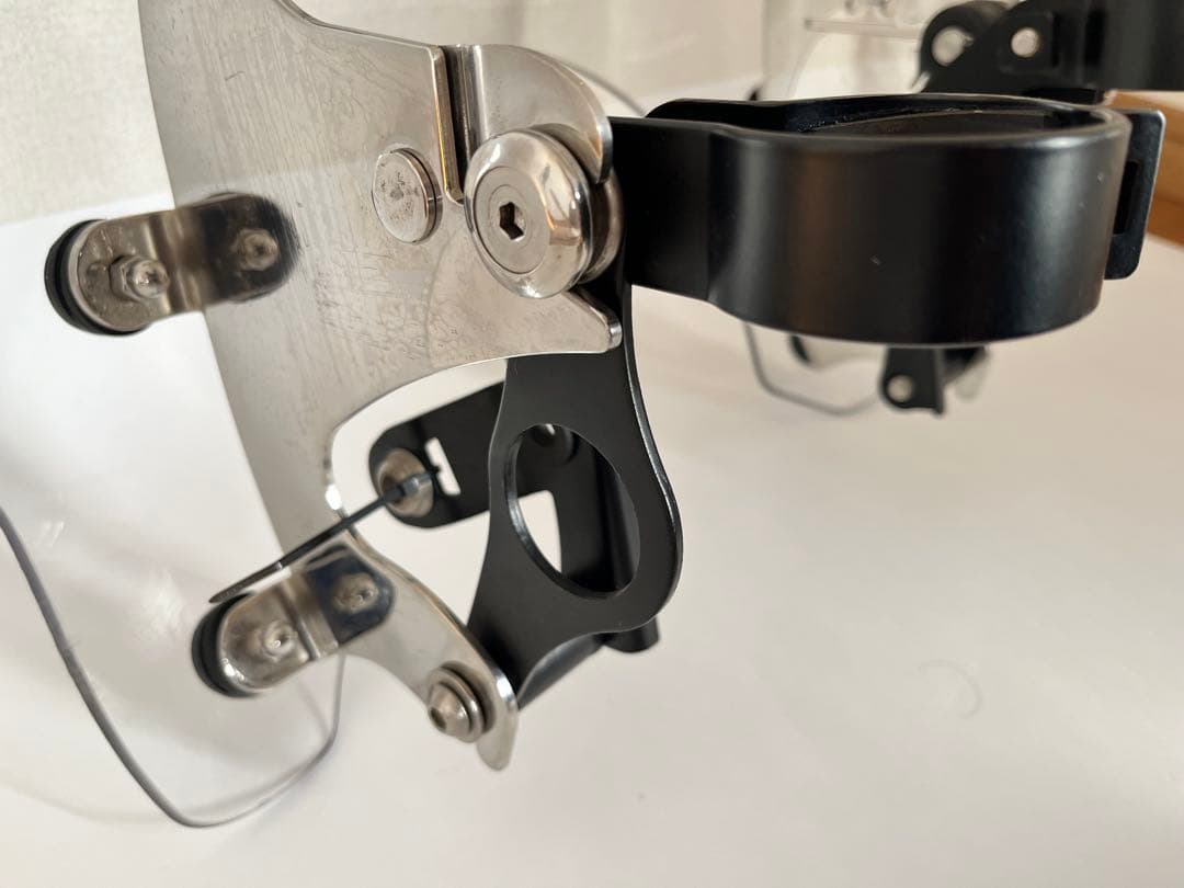 トライアンフ　ボンネビル　純正スクリーン　取付金具付き