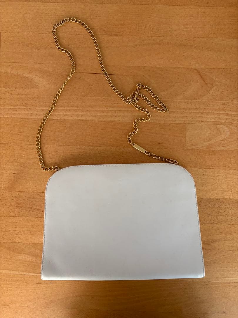 フェラガモ　白　バッグ