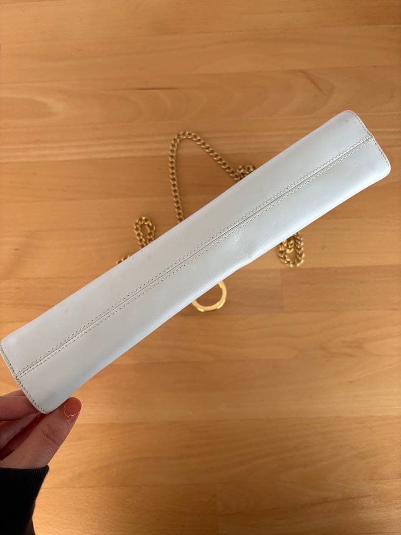 フェラガモ　白　バッグ