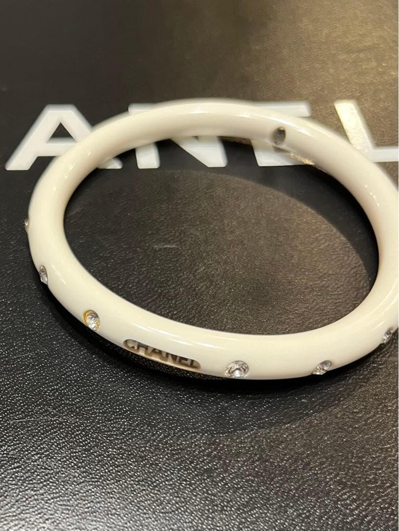 美品☆シャネル☆バングル ロゴ　ブレスレット ココマーク ラインストーン 白