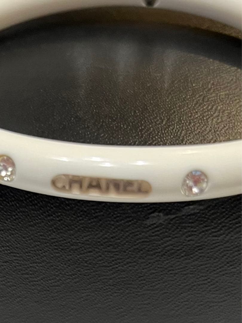 美品☆シャネル☆バングル ロゴ　ブレスレット ココマーク ラインストーン 白