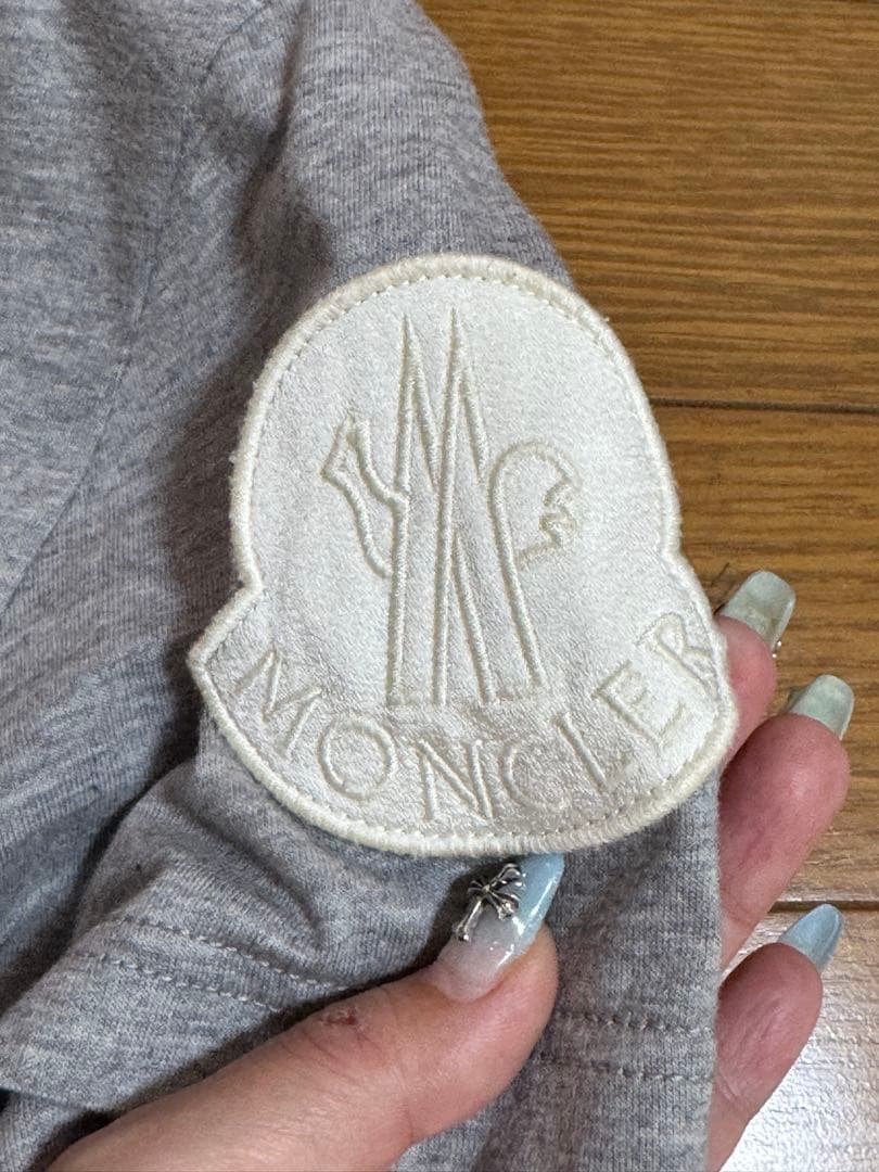 週末セール☆正規品☆美品☆MONCLER グレー Tシャツ 半袖太ワッペンXS