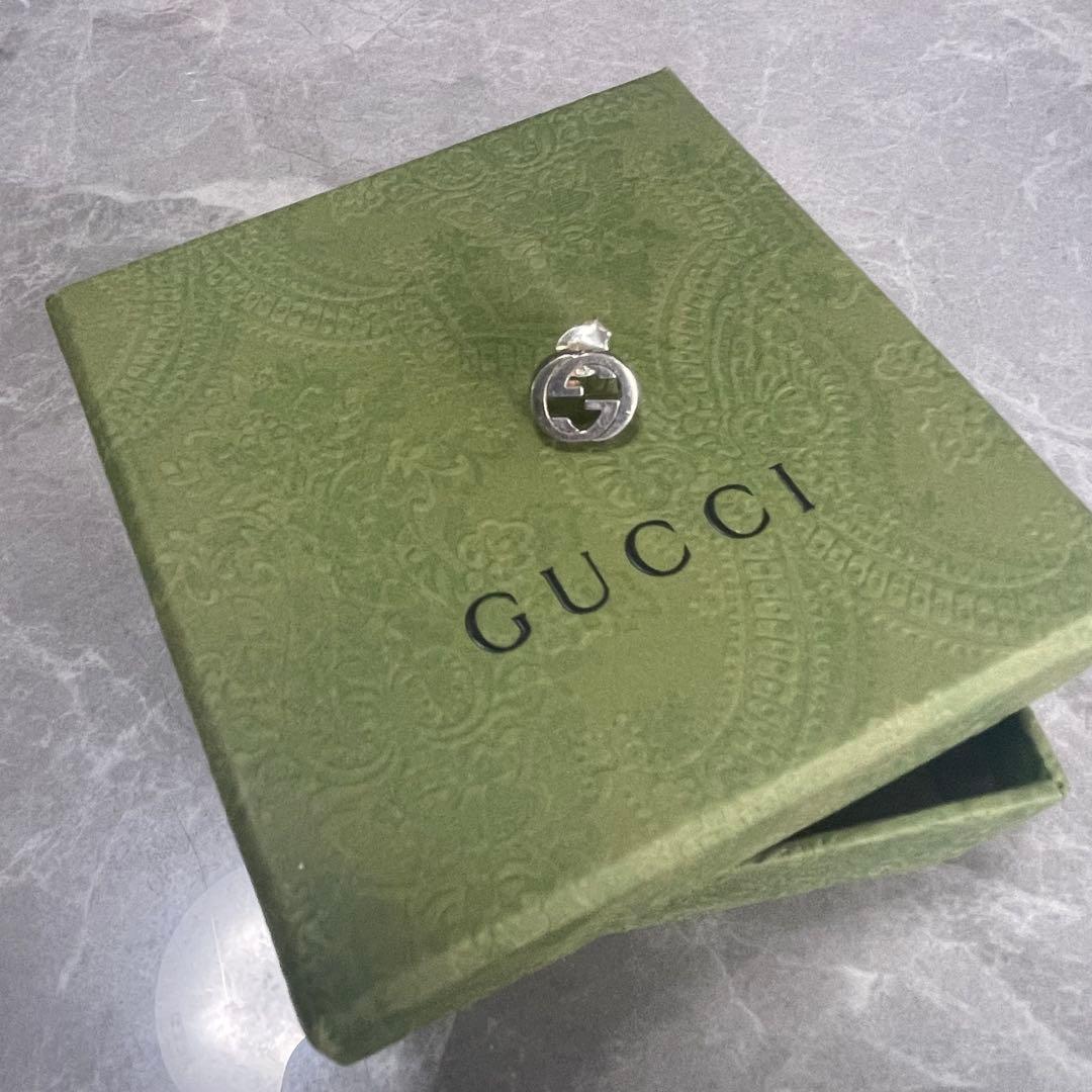 GUCCI シルバーロゴ片耳用ピアス