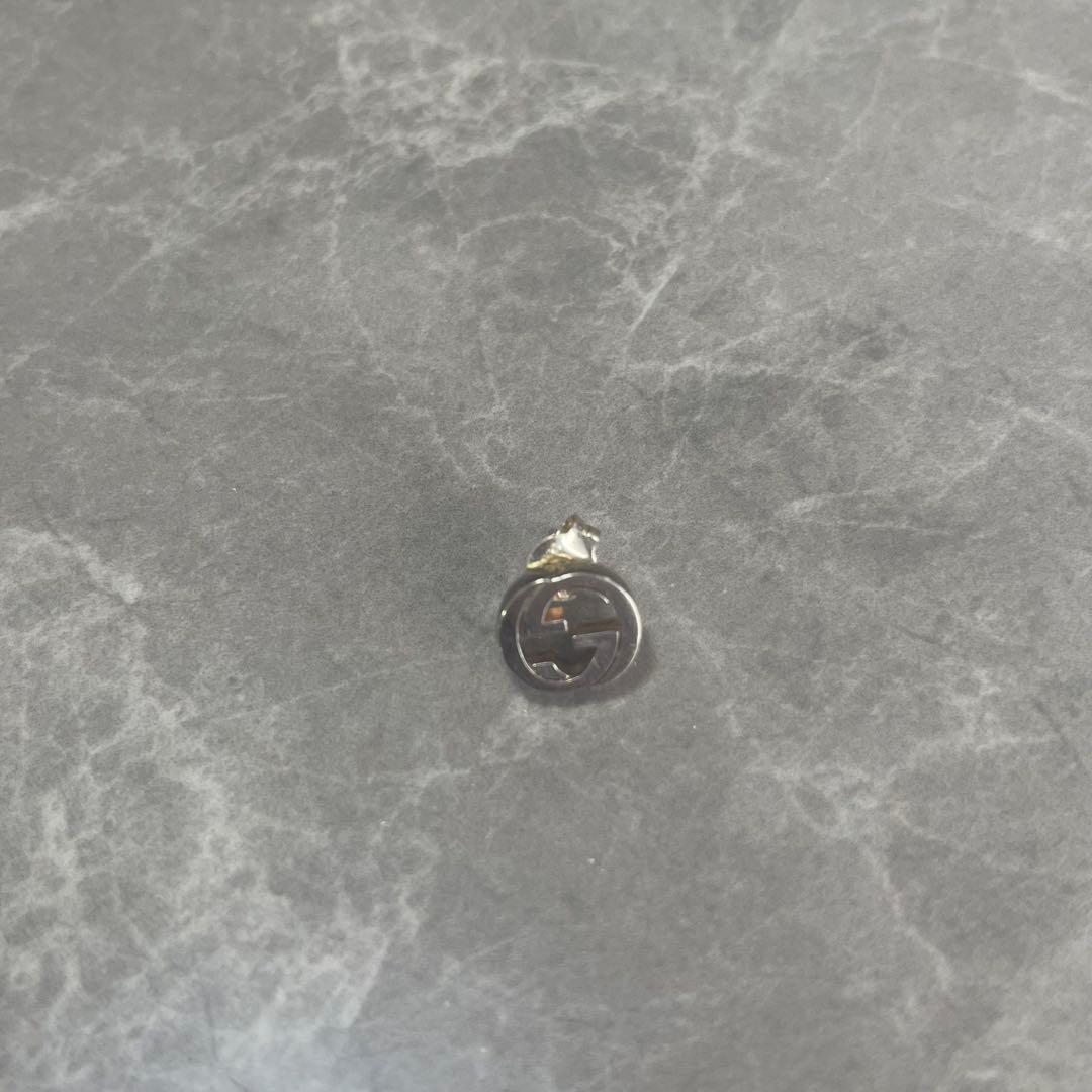 GUCCI シルバーロゴ片耳用ピアス