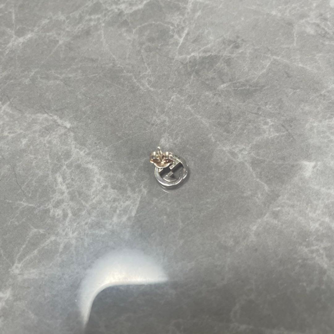 GUCCI シルバーロゴ片耳用ピアス