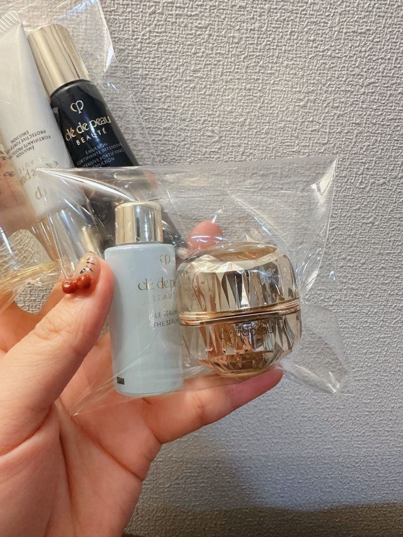 クレドポーボーテ♡ラ・クレーム♡特製サイズラディアンス+ ポーチ