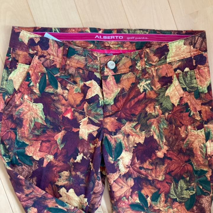 レディースゴルフパンツ　メープルプリント　新品未使用　アルベルト
