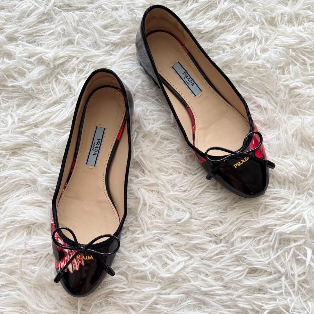 【プラダ】パンプス　エナメル　リボン　ゴールド金具 34　黒　赤　花柄　箱付