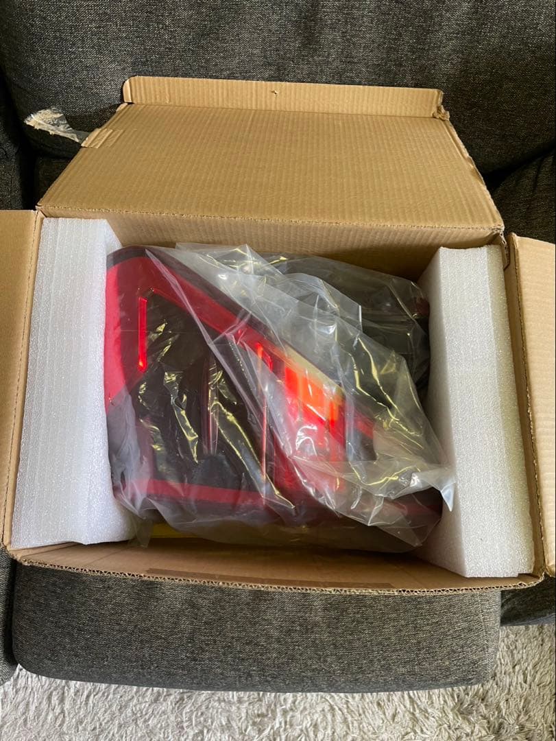 ハイラックス純正テールライト ※右側割れ有り