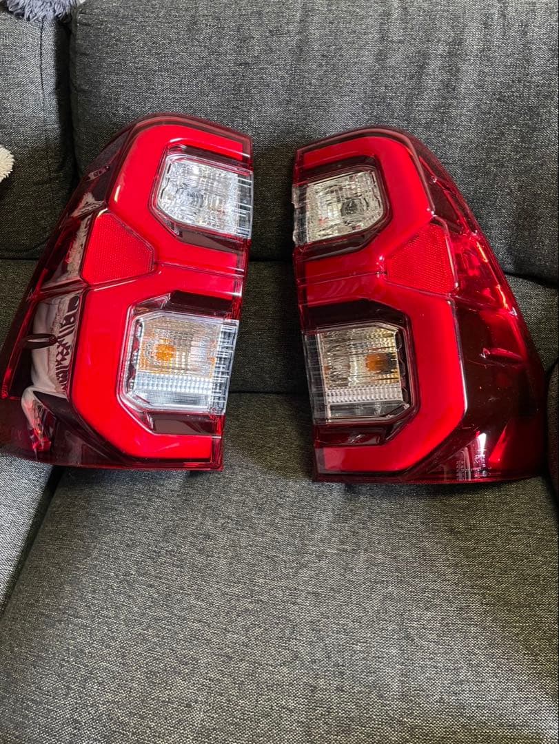 ハイラックス純正テールライト ※右側割れ有り