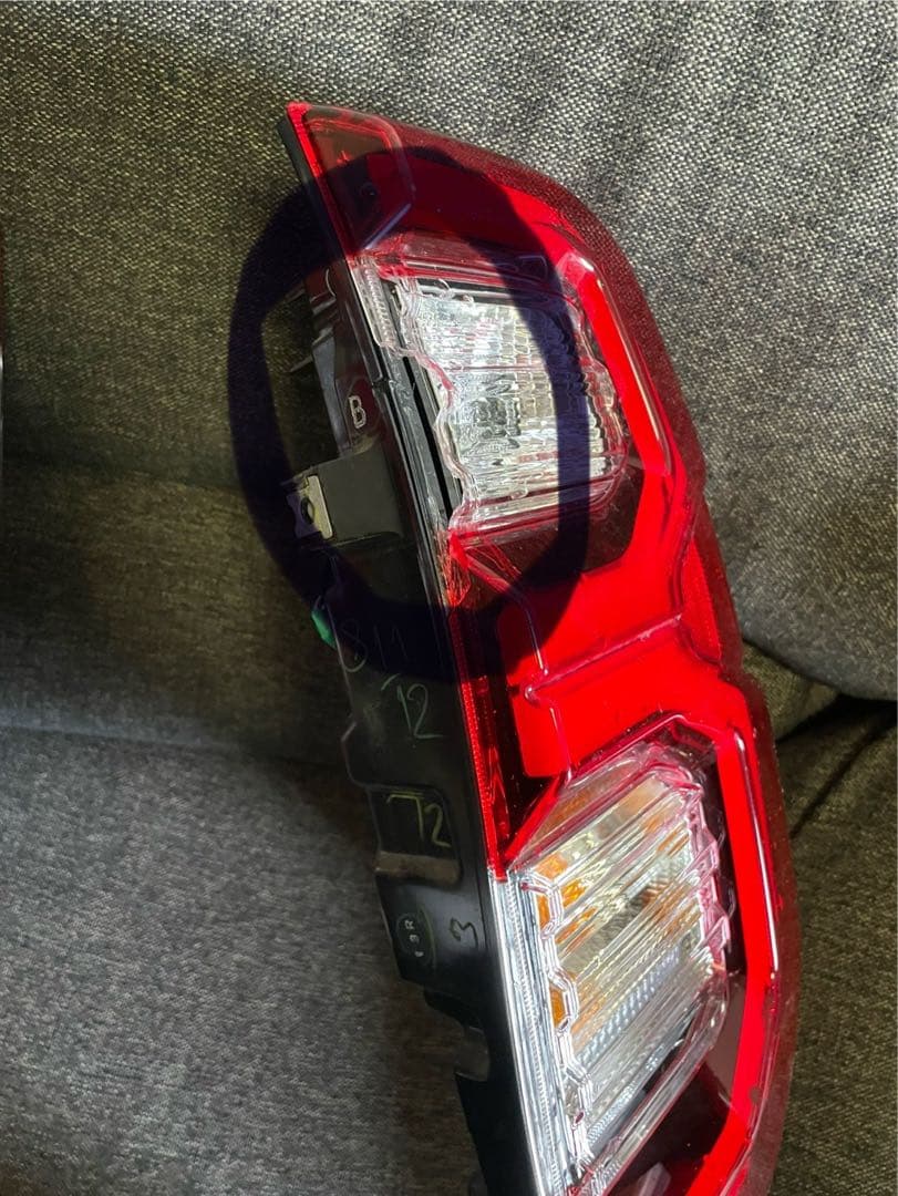 ハイラックス純正テールライト ※右側割れ有り
