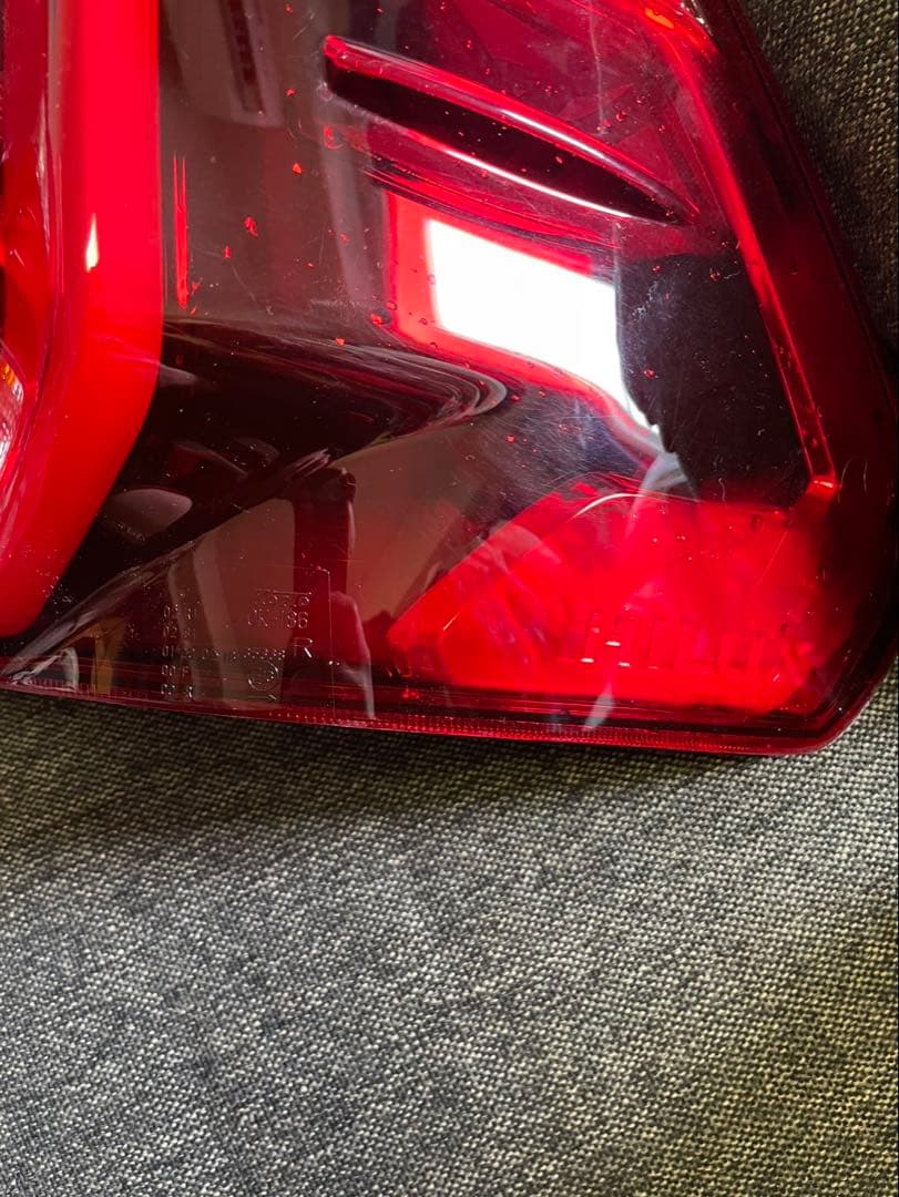 ハイラックス純正テールライト ※右側割れ有り