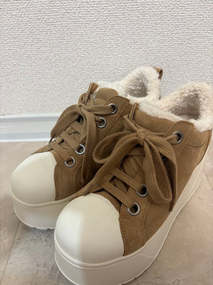 【短時間着用美品】鈴木亜美さんプロデュースもこもこスニーカー