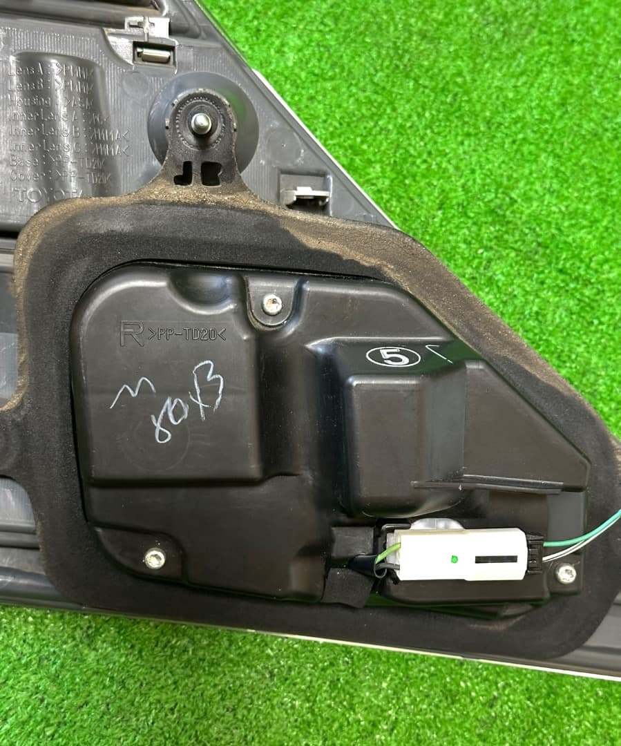 ヴェルファイア ANH20 KOITO 58-35 右テールランプ