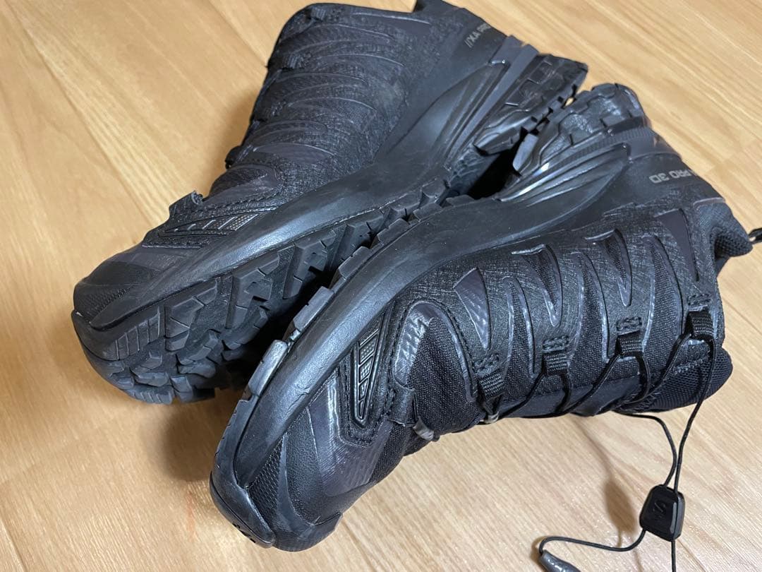 サロモン　スニーカー　防水