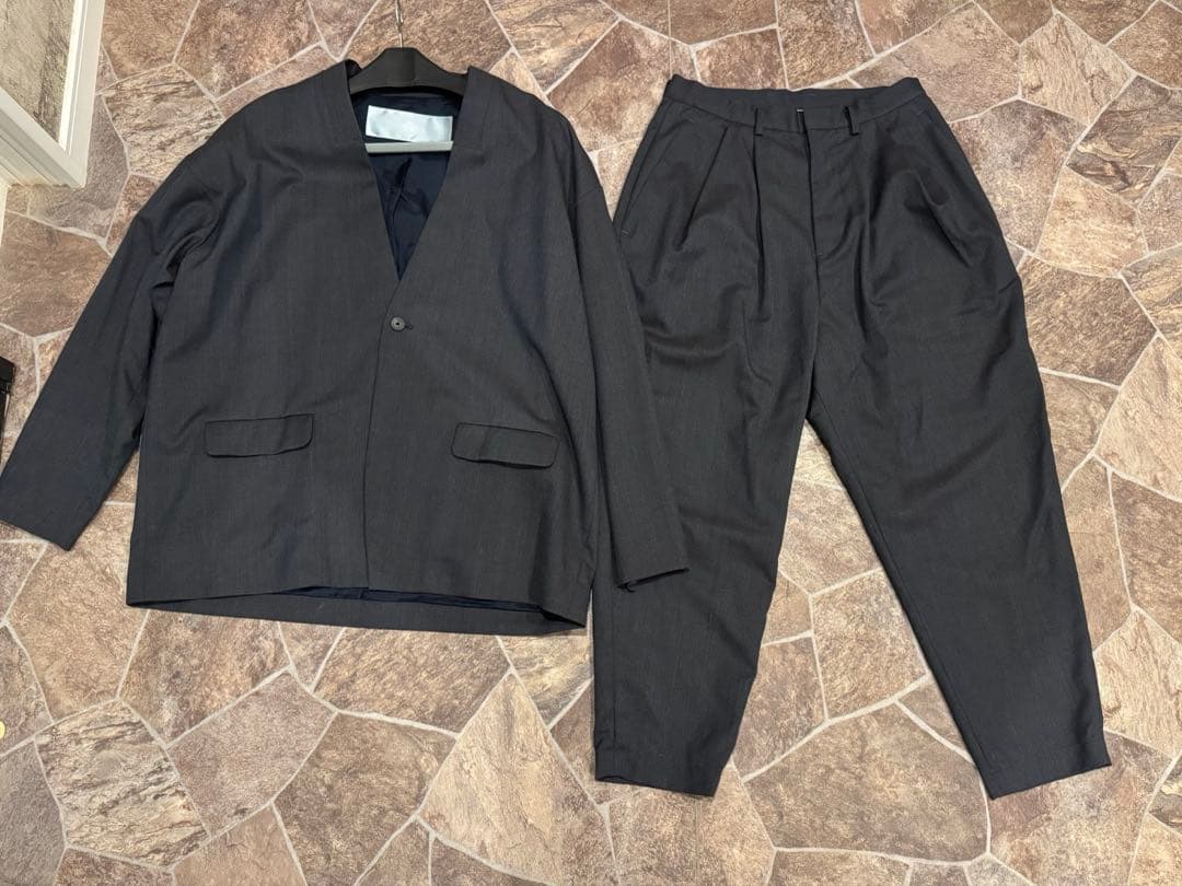 ダークグレー ジャケットとパンツのセット