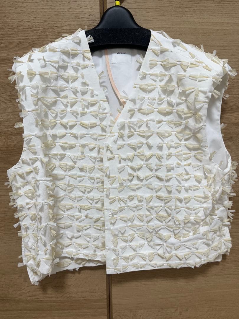 タグなし未使用！yoriミニリボンショートジレ　38ホワイト