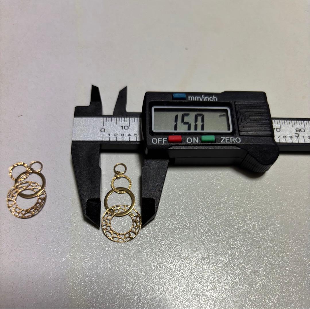 GSTV K18YG 3連リングチャーム約0.94g