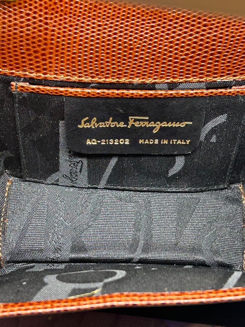 サルヴァトーレ・フェラガモ AQ21320