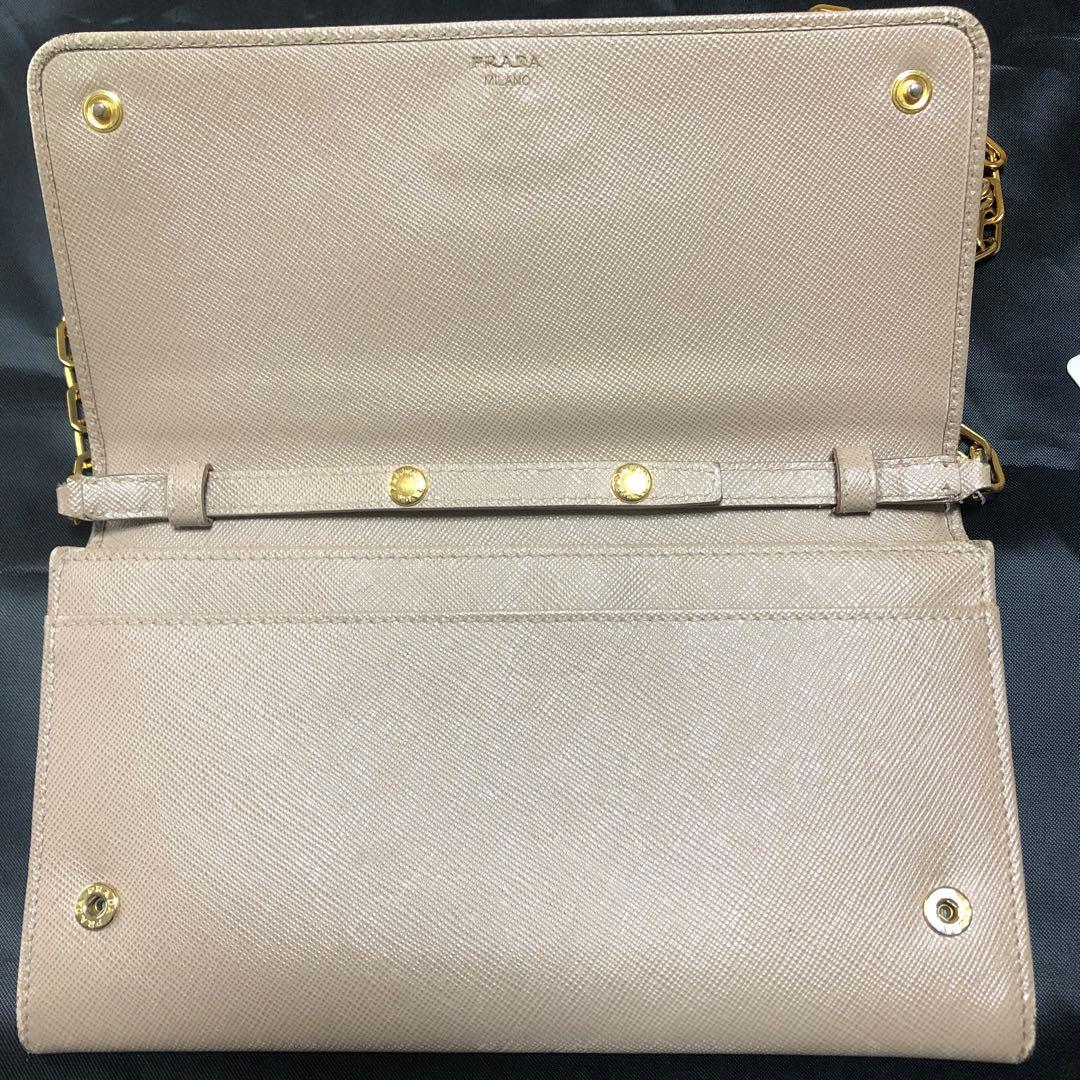 Ladyです！PRADAチェーンウォレット　グレージュ！