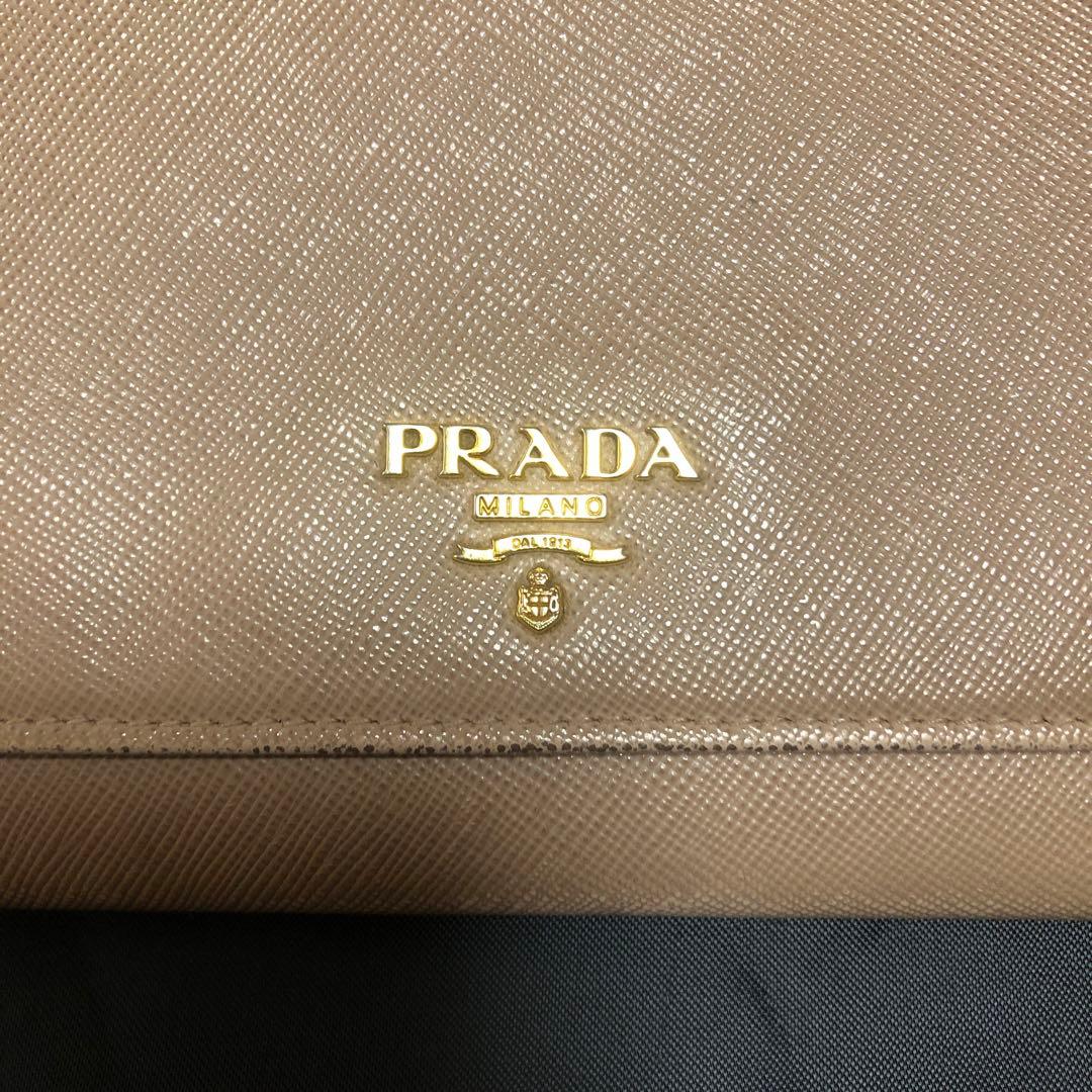 Ladyです！PRADAチェーンウォレット　グレージュ！