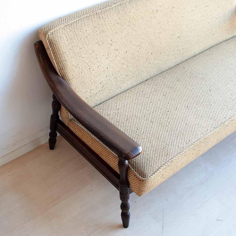 オールドカリモク 2人掛けソファ アームチェア 木肘 ビンテージ ZR24194