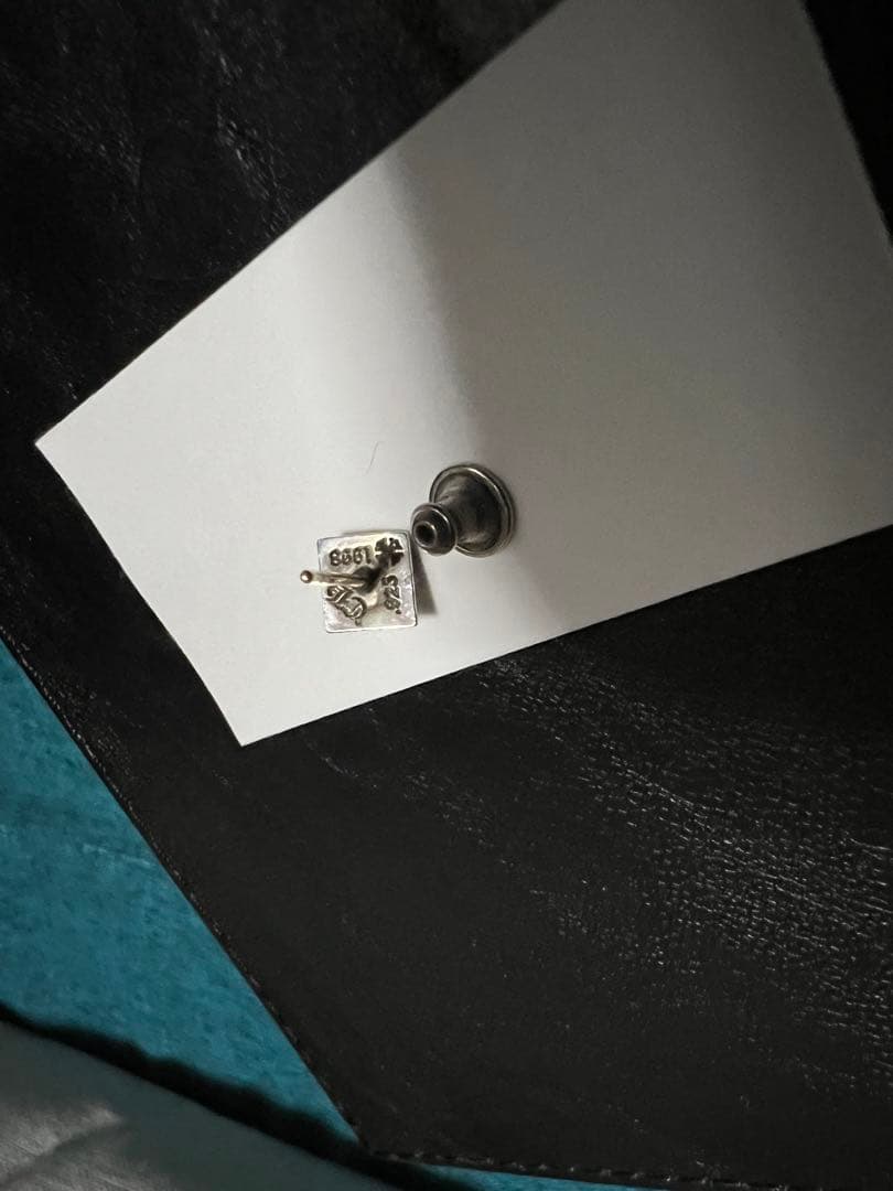 【CHROME HEARTS】クロムハーツ ピアス ピラミッド スタッズ