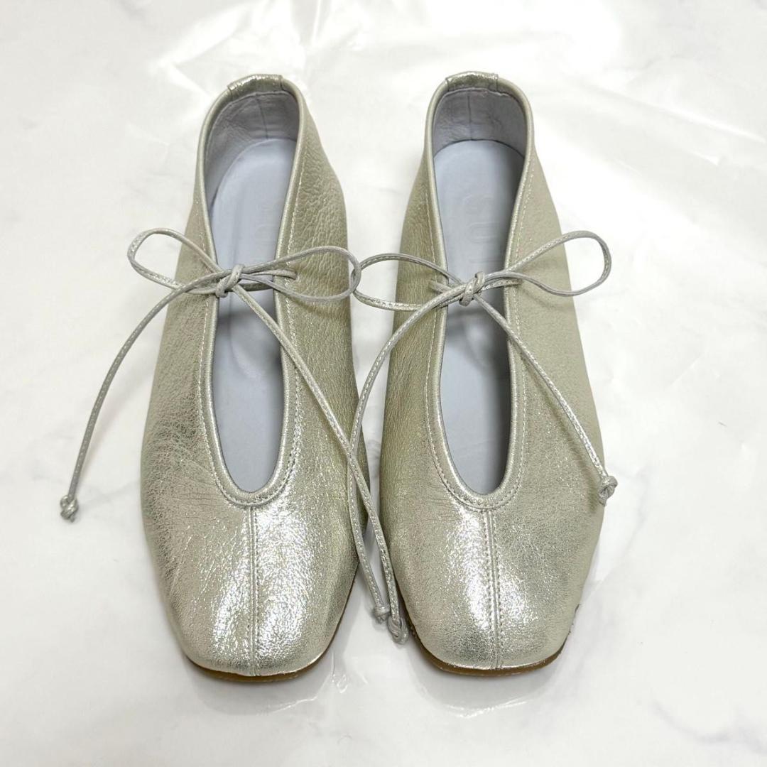 美品 SUI レースアップ バレエシューズ フラット シルバー 23 お呼ばれ