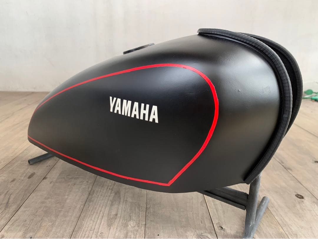 SR400用チョップタンク 黒 赤ライン