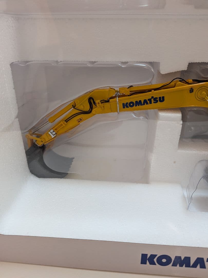 ミニカー Komatsu PC490LC-11 Univrsal Hobbies 1/50