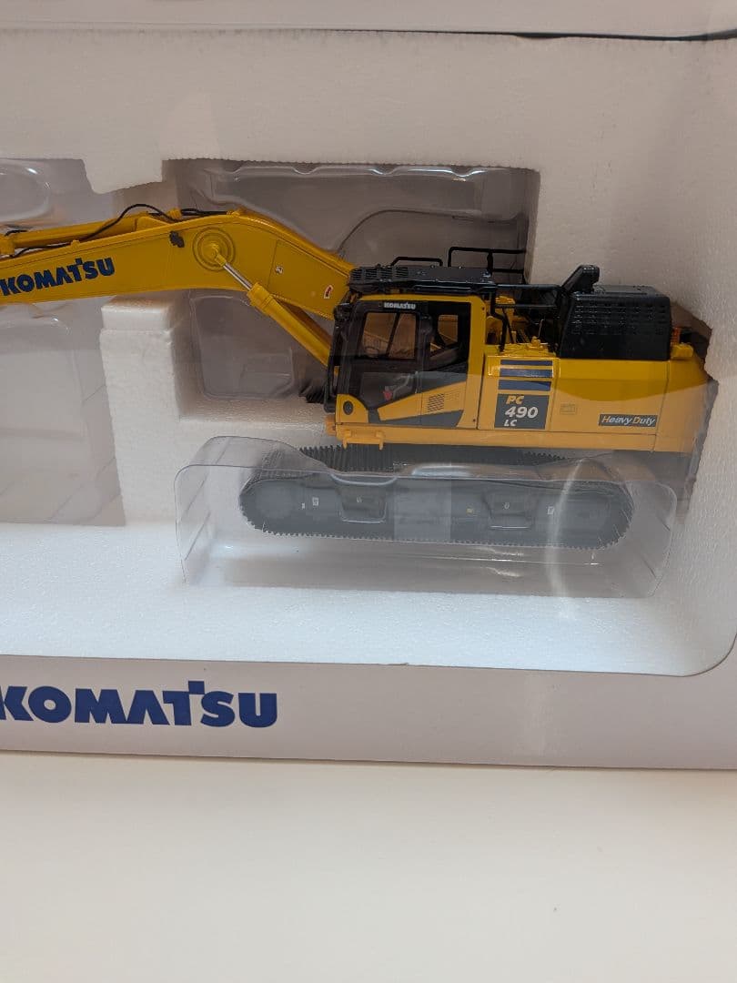ミニカー Komatsu PC490LC-11 Univrsal Hobbies 1/50