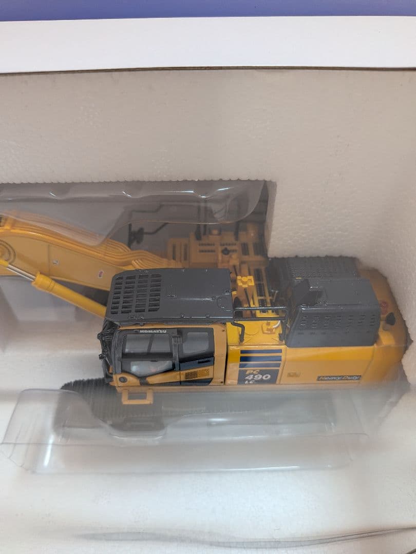 ミニカー Komatsu PC490LC-11 Univrsal Hobbies 1/50