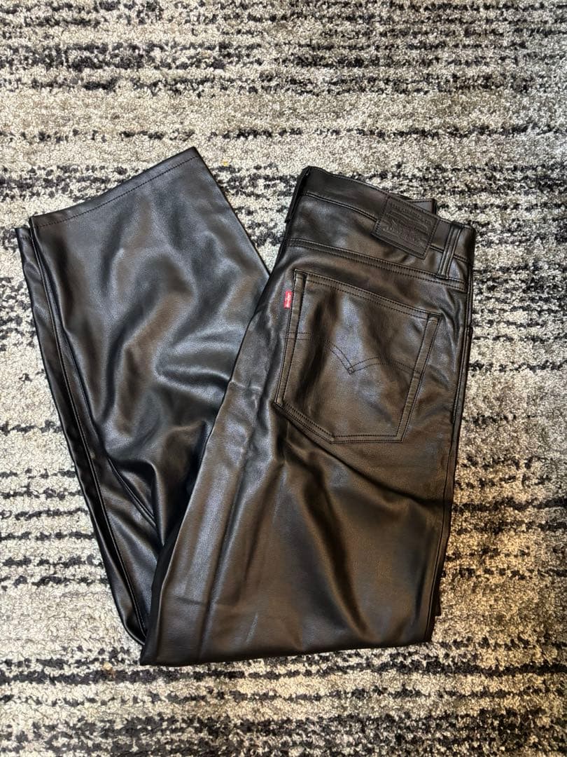 ア*ド様 リーバイス　フェイクレザーパンツ