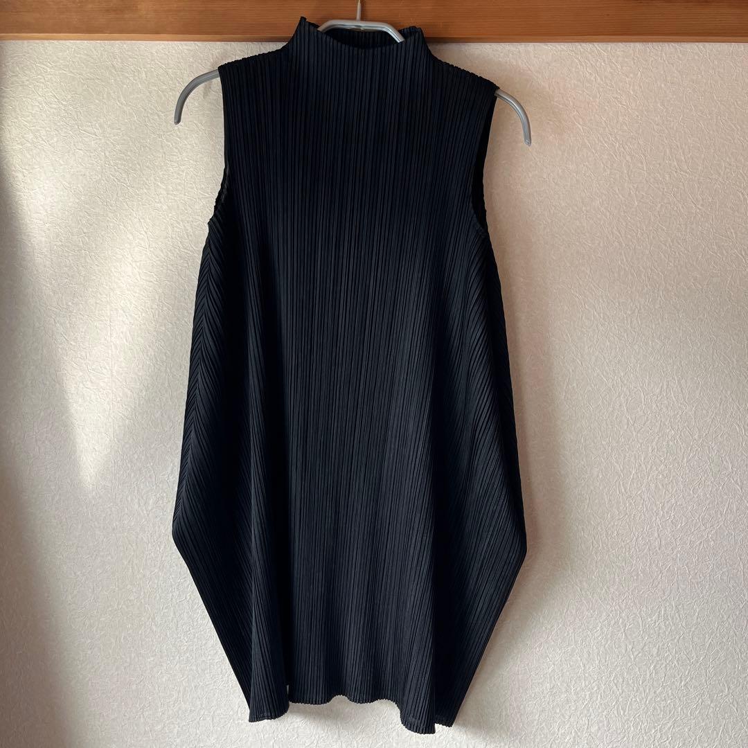 プリーツプリーズLAMPSHADE 黒トップス