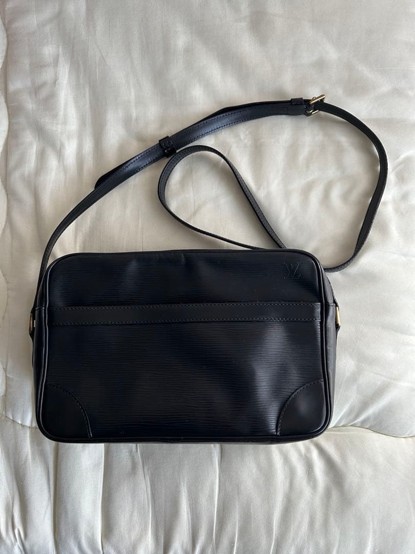ルイヴィトン LOUIS VUITTON トロカデロ エピ ノワール 斜め掛け