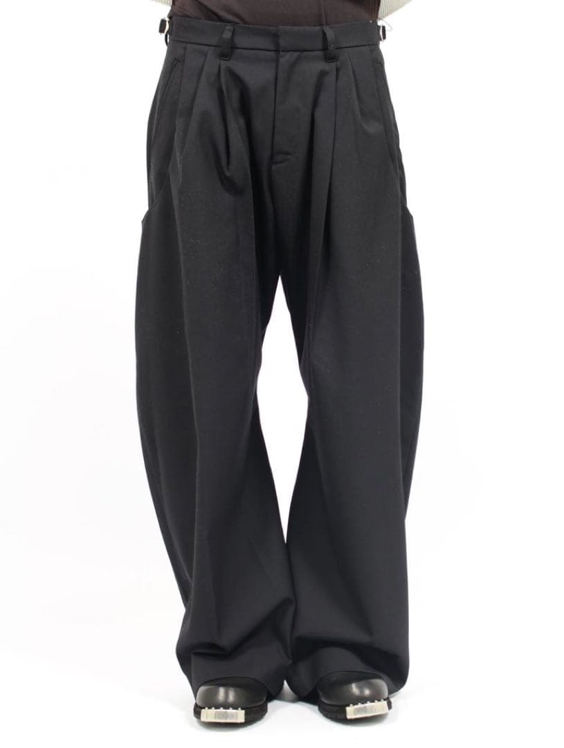 ［NVER FORGET］ カーブシルエットトラウザーズ