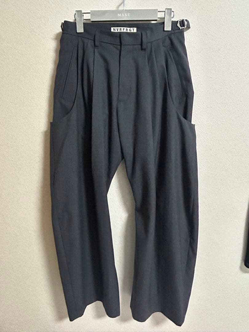 ［NVER FORGET］ カーブシルエットトラウザーズ