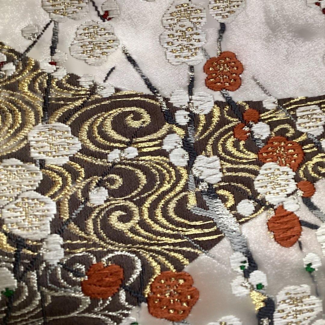 高級袋帯　唐織　シルバーの正絹の生地に刺繍のような浮き上がった紅白の梅　逸品
