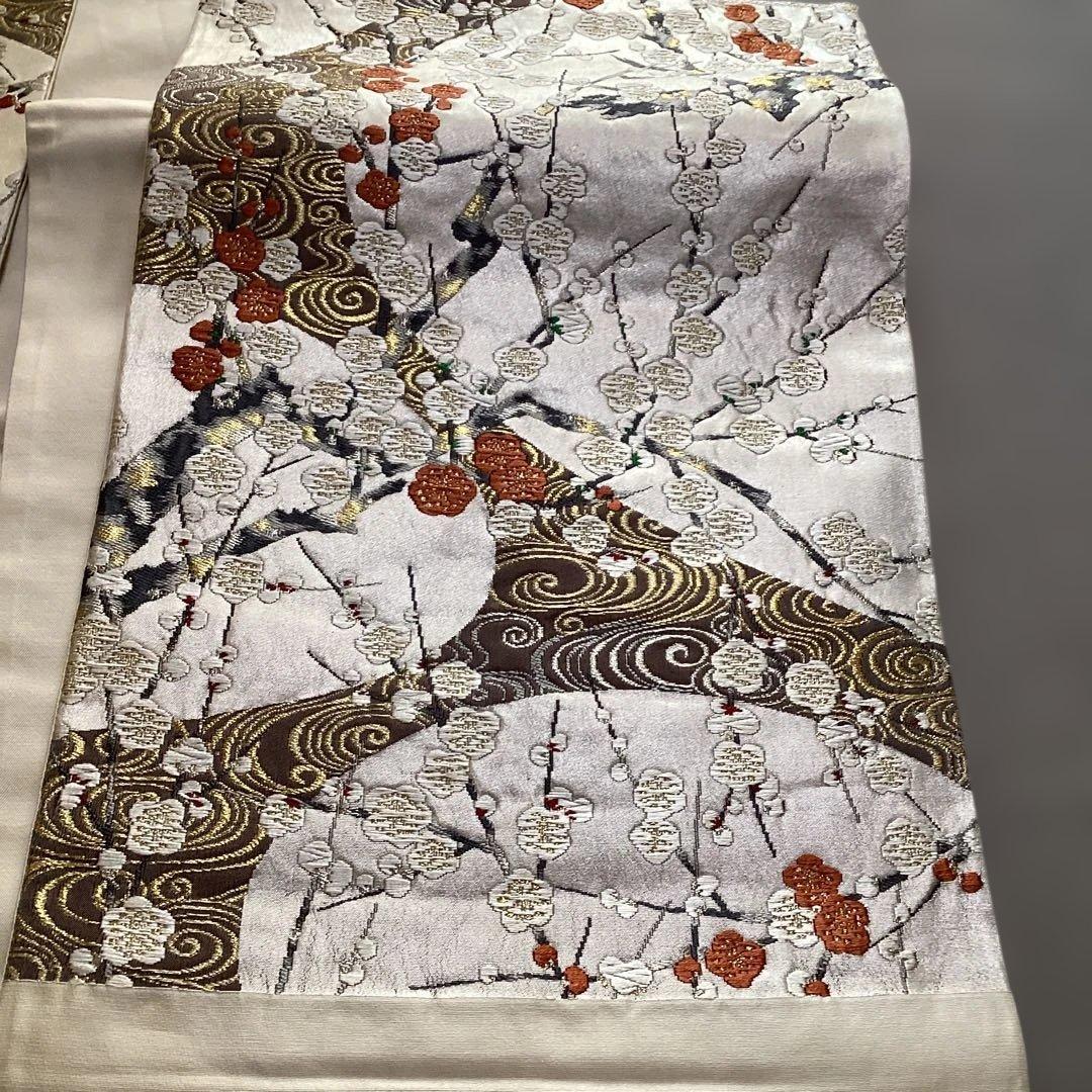 高級袋帯　唐織　シルバーの正絹の生地に刺繍のような浮き上がった紅白の梅　逸品