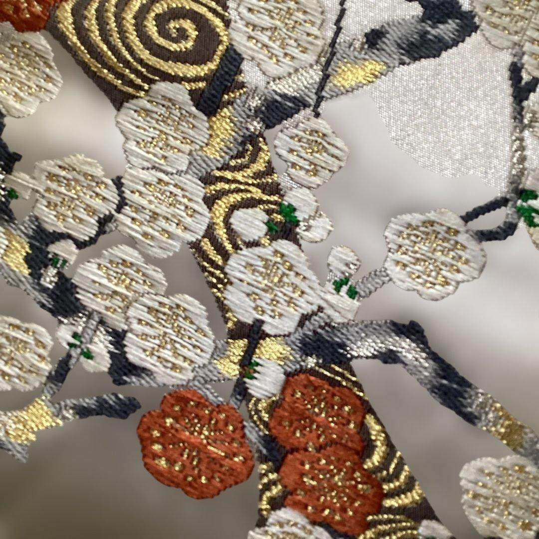 高級袋帯　唐織　シルバーの正絹の生地に刺繍のような浮き上がった紅白の梅　逸品