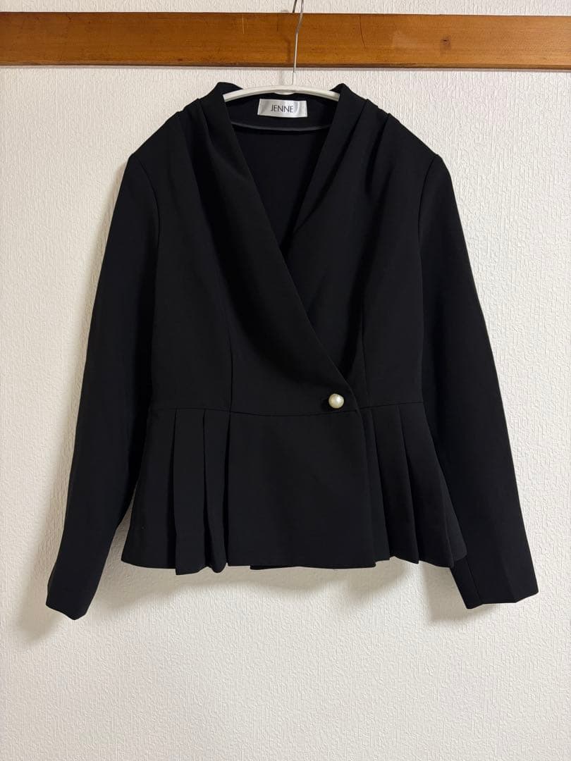 美品JENNEジェンヌ　カシュクールペプラムジャケット黒Mプリーツ　フォーマル