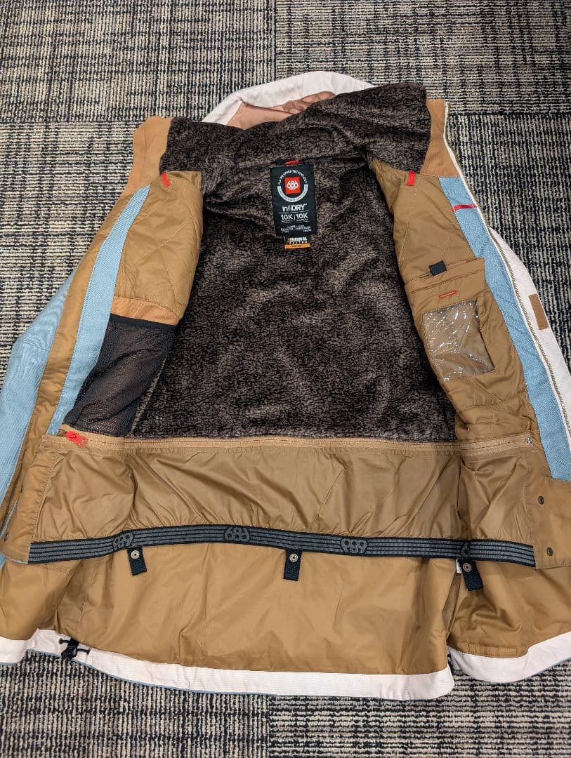 686スノボウェア