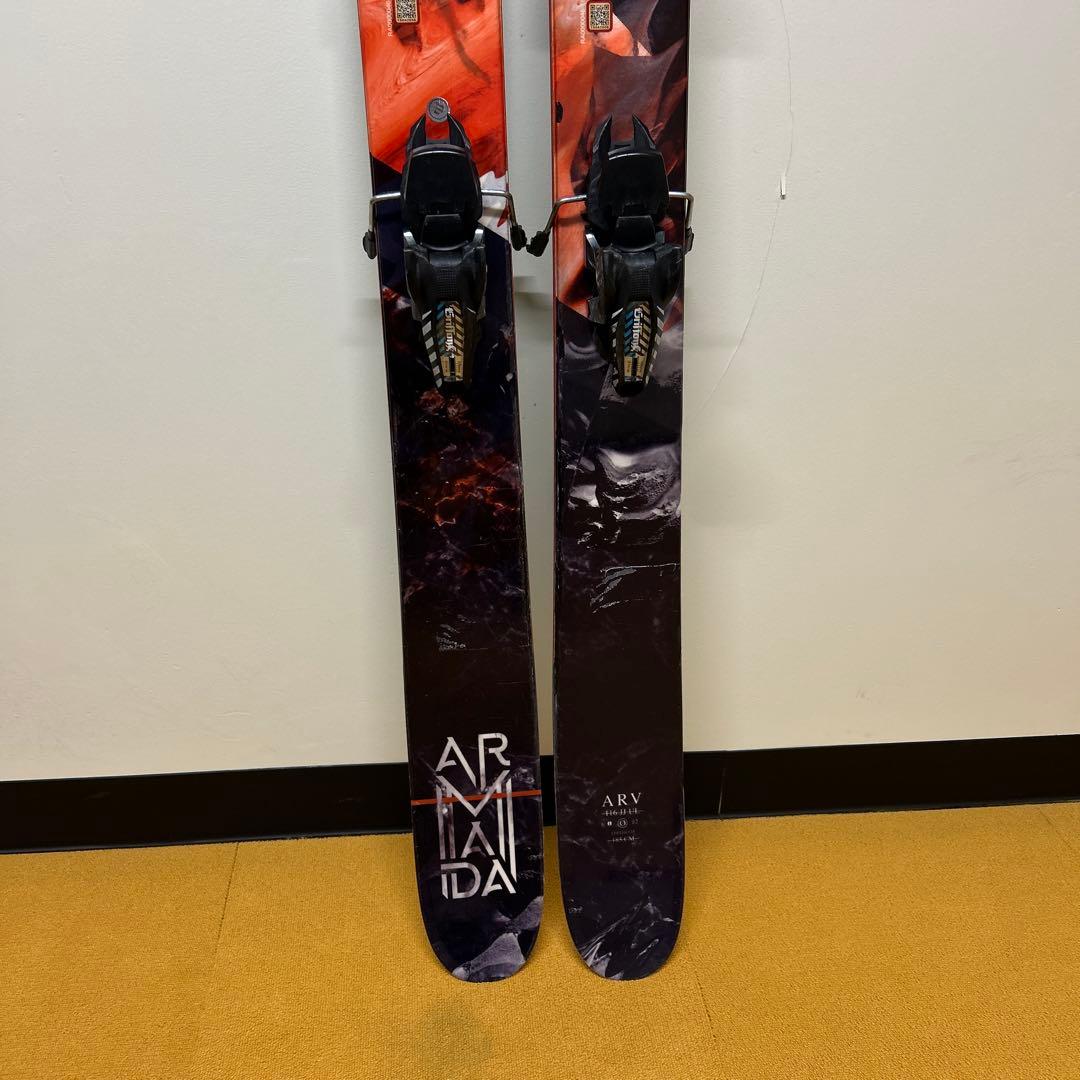 アルマダパウダースキー　軽くて操作がやさしい板です。トーション柔らかめです。