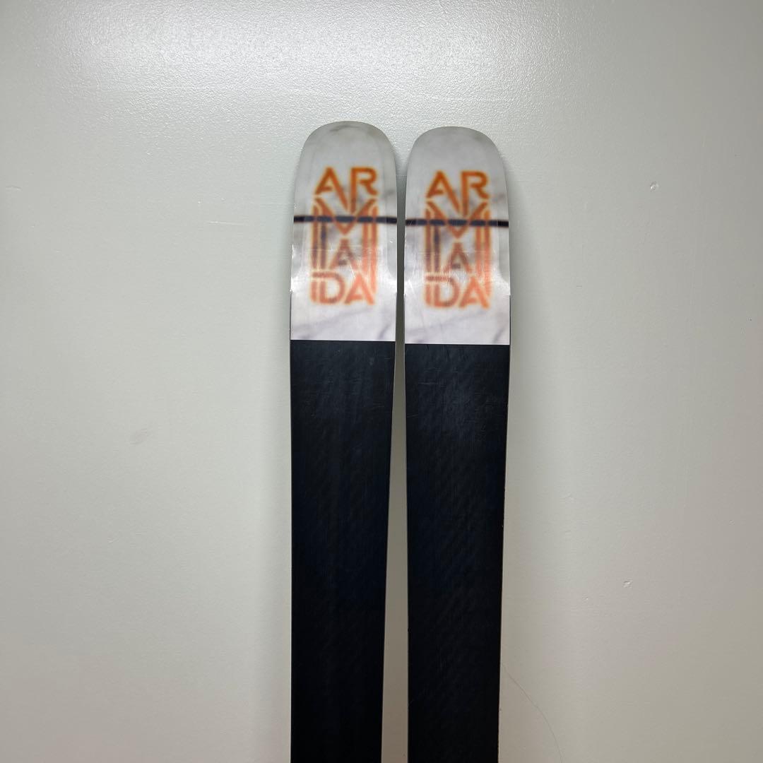 アルマダパウダースキー　軽くて操作がやさしい板です。トーション柔らかめです。