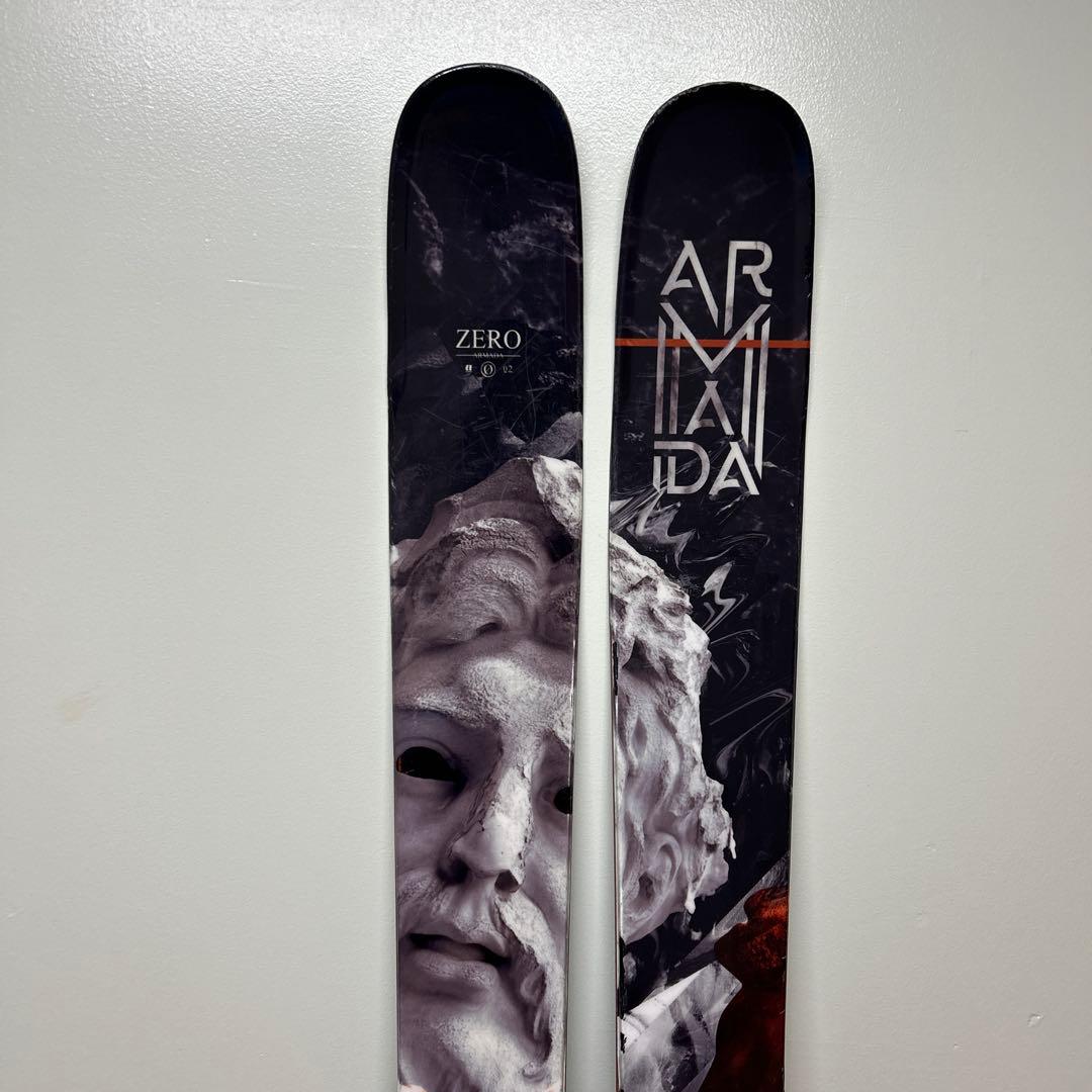 アルマダパウダースキー　軽くて操作がやさしい板です。トーション柔らかめです。