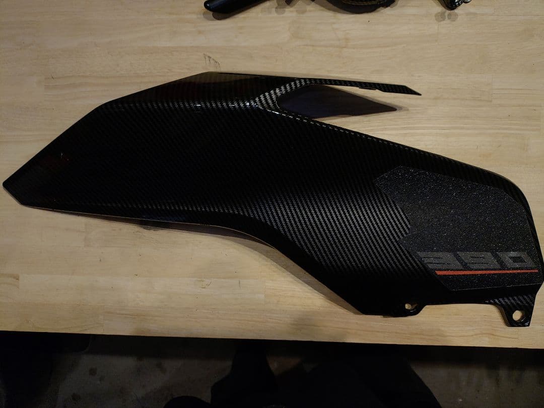 390DUKE(2017) カーボン調カウルセット。来週からバラ売り